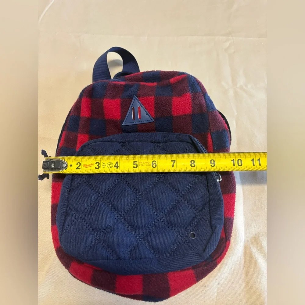 bags like osprey fairview Wheeled Travel Pack 36, Night Jungle Blue Color:Watermelon/Clear/Holographic it has many pockets pur Abu Garcia (Ambassadeur) 25994